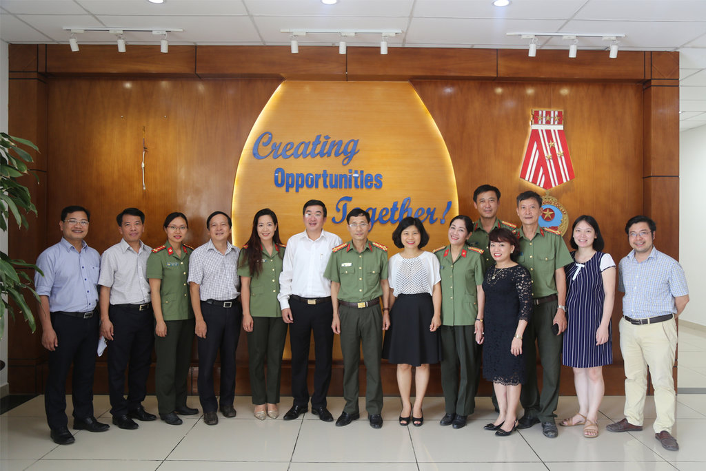 Chụp hình lưu niệm giữa ĐH Kỹ thuật - Hậu cần và ĐH Quốc gia Hà Nội