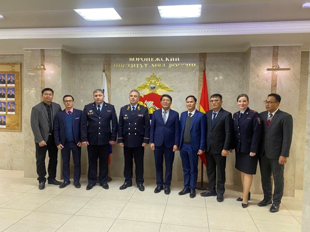 The delegation takes a commemorative photo at Voronezh State University under the Russian Ministry of Internal Affairs