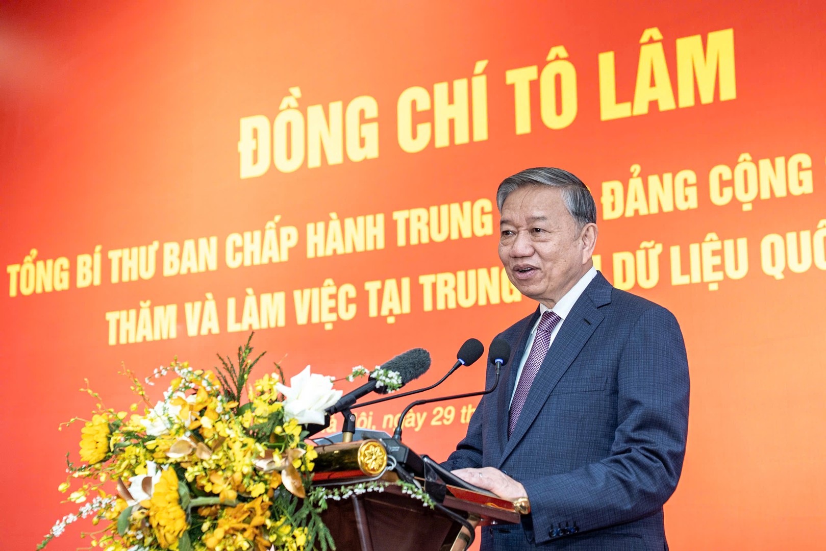 General Secretary To Lam visits National Data Center